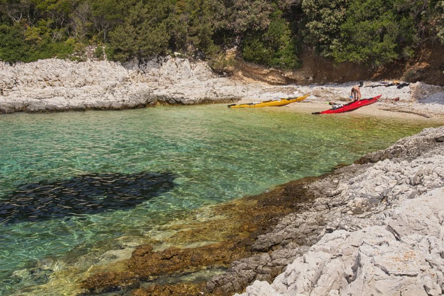 Plaża na lanczyk
Michał Torzecki
kamienista plaża na wyspie Losinij w Chorwacji, Cień pod krzaczkami w sam raz na południowy odpoczynek i małe jedzonko, po które sięga moja żona – jest pięknie.
