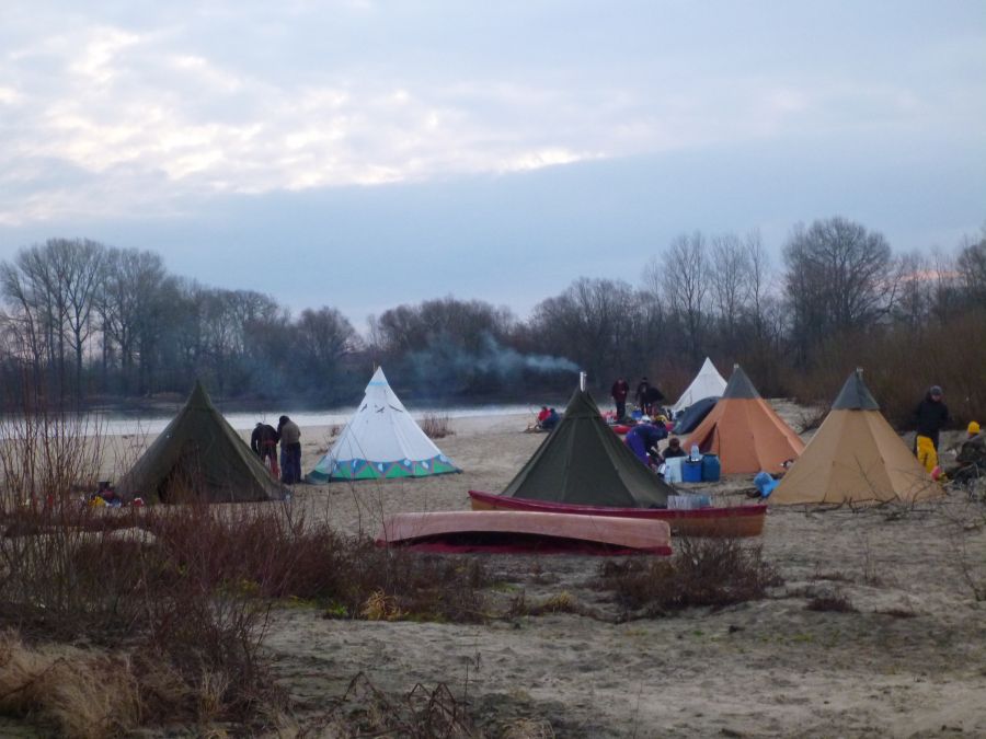 Tipi nad Wisłą
Marek Werner
Biwak na łasze Wiślanej. Grudzień 2011
Słowa kluczowe: Wisła Tipi Kanadyjki
