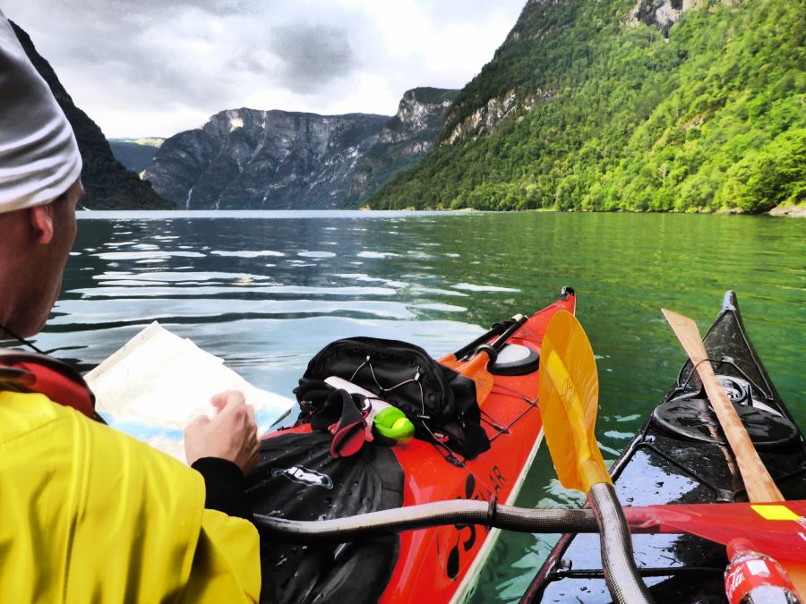 Czyzby to juz Aurlandsfjorden za "rogiem"?
Musielismy upewnic sie, czy to  juz koniec Nærøyfjorden, bo jakos za szykbo to minelo;)
