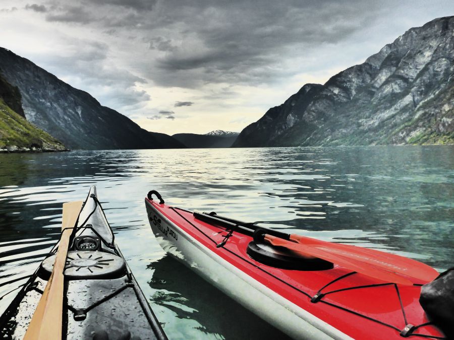 Piekne widoki w Nærøyfjorden
Tutaj chwila przerwy i ogarnianie wrazen estetycznych. Nærøyfjorden jest jednym z najpiekniejszych fiordow w Norwegii... Ciagnie sie przez 17 km i jest jednym z ramion Songefjorden, ktory jest najdluzszym fiordem w Norwegii.
