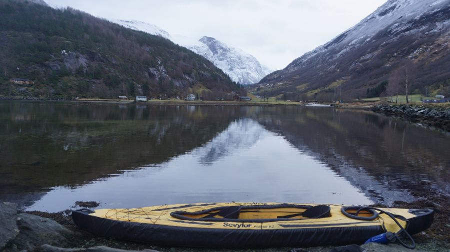 Zimowo przez Geirangerfjord
Słowa kluczowe: geirangerfjord, kajak, sevylor, geiranger, hellesylt