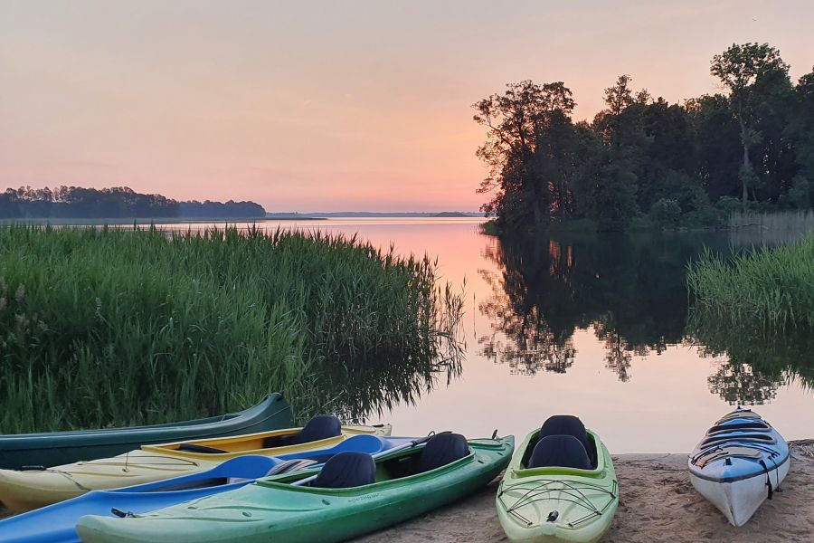 W poszukiwaniu Mazurskiego Miejsca Mocy
Poranek przy tajemniczej wyspie Gilma podczas spływu kajakowego w poszukiwaniu Mazurskiego Miejsca Mocy w 2022 r.
Słowa kluczowe: Mazury Dobskie  Gilma spływ kajaki Galindia