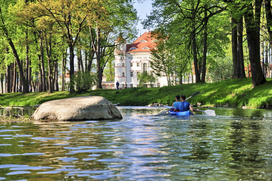 Landszafcik bez jelenia
Pałac w Wojanowie widziany z pokładu jednostki o nazwie Fiji. Bóbr, maj 2009 (50°52'27.49"N, 15°48'51.93"E).
Słowa kluczowe: Wojanów, pałac, Bóbr